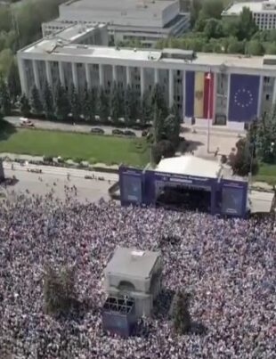 Miting pro-Uniunea Europeană la Chișinău! Zeci de mii de oameni participă la Adunarea Națională ‘Moldova Europeană’. Maia Sandu: ‘Nimeni nu ne poate sta în calea dezvoltării, dacă noi toți vom merge cu UE, pentru că stăpân în casa noastră este doar poporul’
