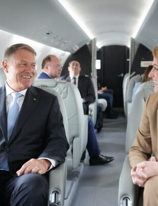 Iohannis și Metsola, în același avion, spre summit-ul din Moldova: UE susține îndeplinirea aspirațiilor europene ale Chișinăului