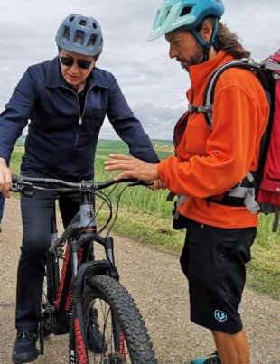 Mircea Geoană a făcut un traseu cu bicicleta pe Via Transilvanica. Vizită la Baza 71 Aeriană de la Câmpia Turzii
