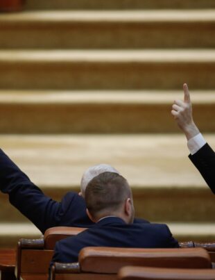 Proiectul pentru interzicerea cumulului pensiei cu salariul, raport favorabil în comisia pentru muncă