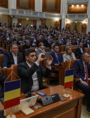 Salariu diminuat la jumătate timp de 6 luni pentru parlamentarii agresivi. Ce alte modificări sunt aduse Regulamentului