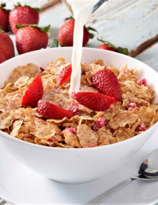 Un bol de cereale cu lapte la micul dejun te ajută să slăbești. Explicațiile unui specialist în nutriție