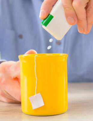 Aspartamul, îndulcitorul folosit în Coca-Cola și guma de mestecat, va fi declarat de OMS „o substanță posibil cancerigenă”