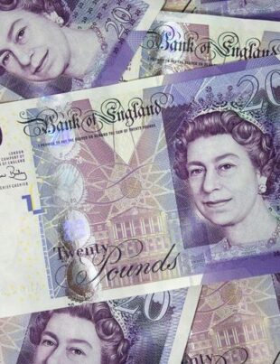 Se schimbă banii! Cu aceste bancnote de 20 și de 50 de lire nu mai poţi cumpăra nimic în magazin