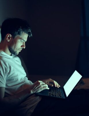 STUDIU. Bărbații care vizionează des filme pentru adulți sunt predispuși să dezvolte tulburări de alimentație