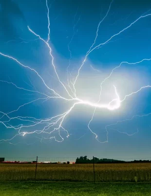 FOTO-VIDEO. Un satelit situat la 36.000 km deasupra Africii ecuatoriale a surprins imagini spectaculoase cu fulgere pe Pământ