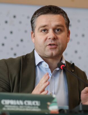 Dispută între consiliera lui Ciolacu și edilul Sectorului 6. Consumul de cartofi și soia, mărul discordiei