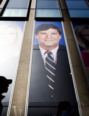 Comentatorul politic controversat Tucker Carlson, fostă vedetă Fox News, a vizitat România