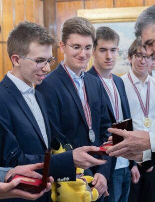 Olimpicii internaționali la matematică și fizică, în vizită la Palatul Victoria