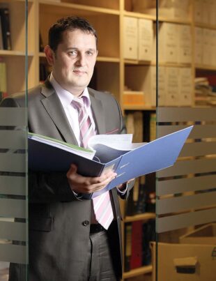 Val de ironii la adresa avocatului Piperea, candidat AUR la europarlamentare, după lansarea unei teorii a conspirației
