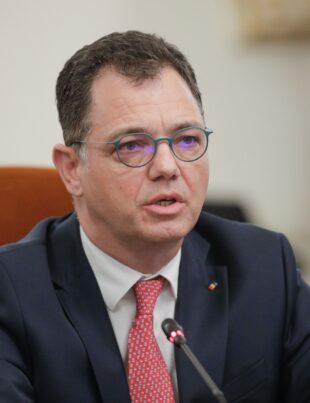 Problema zborurilor întârziate, discutată de ministrul Economiei cu comisarul UE pentru justiție