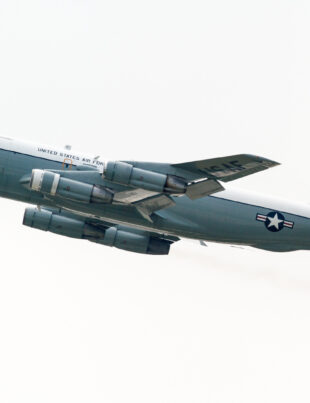 Misiuni de recunoaștere la Marea Neagră! Statele Unite au trimis în Europa singura aeronavă pentru detecția radiațiilor nucleare