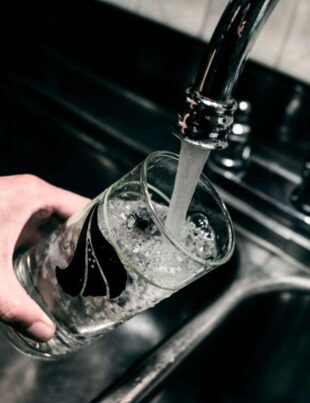 Jumătate din apa de la chiuvetă este contaminată cu chimicale folosite în detergenți