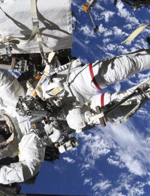 Astronomii confimă teoria relativității a lui Einstein. Timpul pare să treacă de cinci ori mai lent în Universul timpuriu, arată un studiu