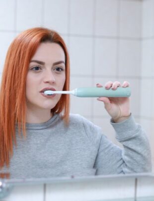 Dacă ai grijă de dinți ar putea fi benefic pentru creier. Ce au descoperit cercetătorii