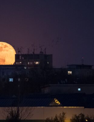 FOTO. Imagini uimitoare oferite de „Superluna Buck”. Cea mai mare lună plină din iulie a făcut spectacol pe cer în întreaga lume