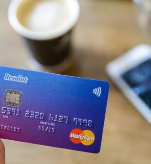 Alertă pentru clienții Revolut! Au dispărut banii de pe carduri