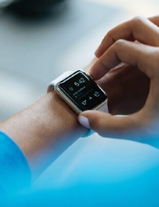 STUDIU. Smartwatch-urile ar putea ajuta la identificarea simptomelor bolii Parkinson cu șapte ani înainte ca acestea să apară