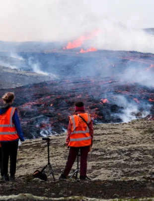 FOTO. Erupția unui vulcan din Islanda a provocat câmpuri de lavă și gaze toxice. Avertismentul dat de autorități