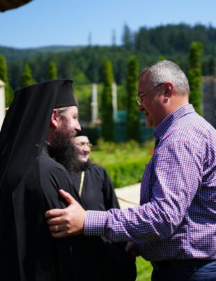 Ciucă a primit Ordinul „Crucea Bucovinei”. Șeful PNL a vizitat Mânăstirea Voroneț