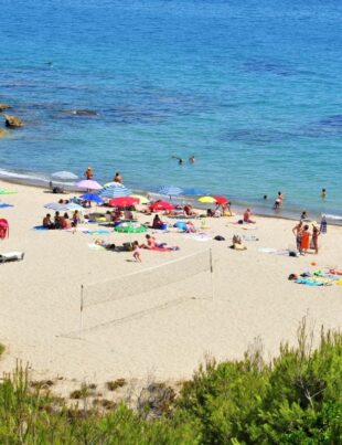Campanie împotriva Turiștilor Care Stau în Costum De Baie Pe Plajele De Nudiști Din Catalonia. „E O Lipsă De Respect”