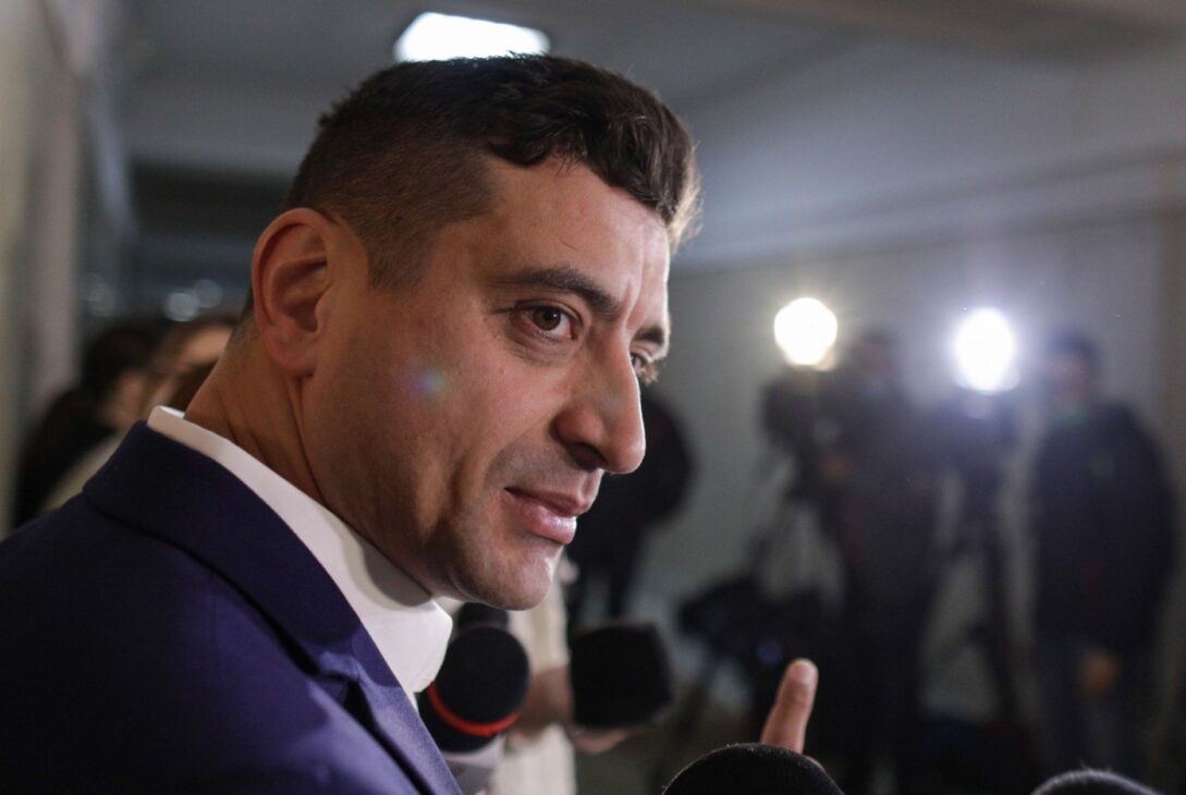 Simion, întrebat dacă şi-ar vaccina copiii: „Cu siguranţă, nu sunt un nebun, nu sunt antivaccinist”