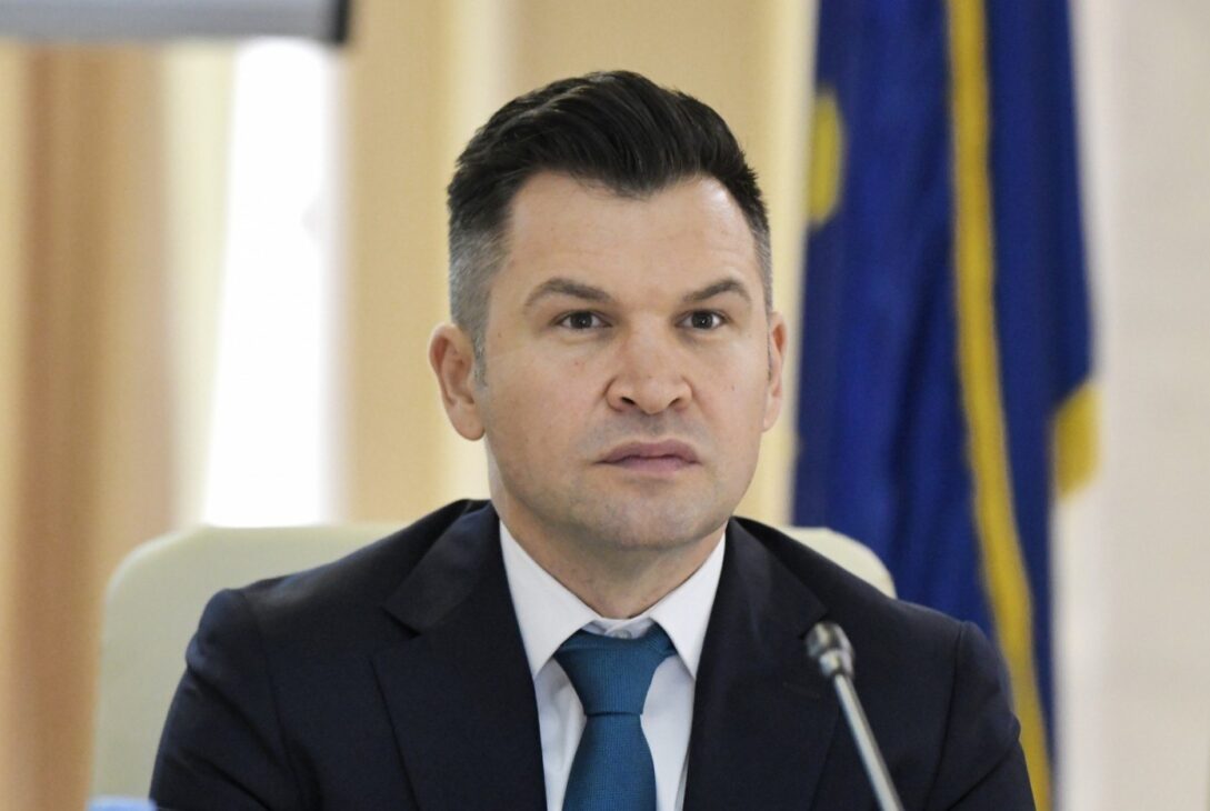 Stroe: Simion dezinformează românii și folosește populația în propriul interes electoral. E un nou protest marca AUR, cu violențe și scandal
