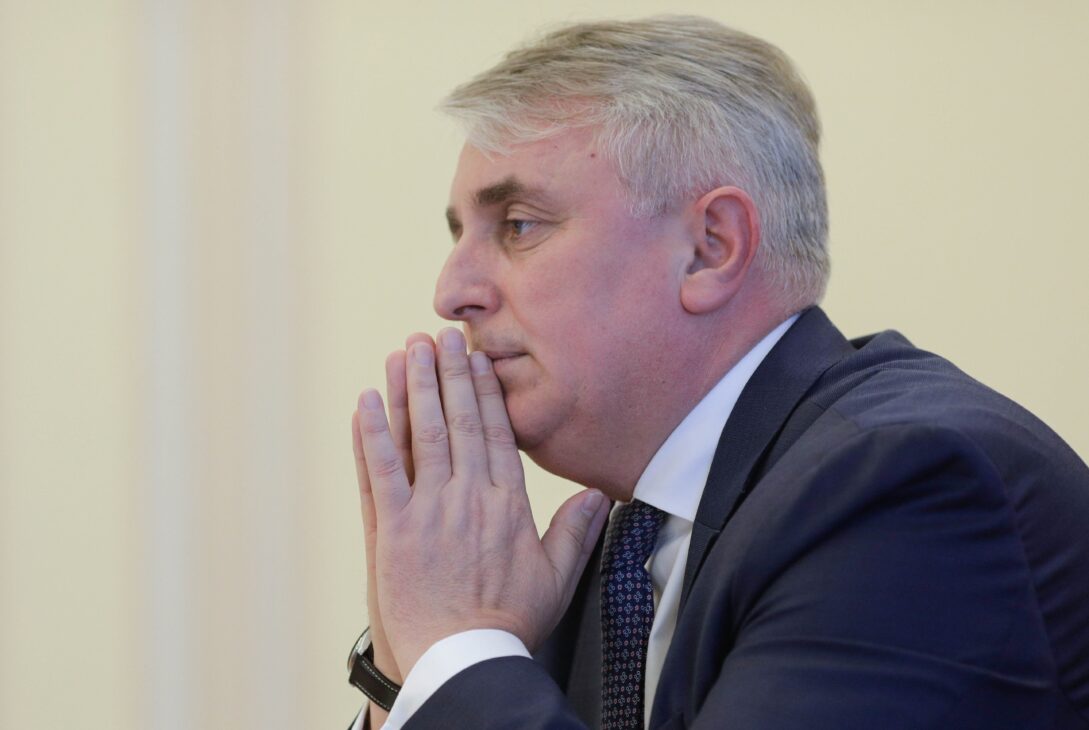 Drulă îl acuză pe Bode de achiziția de BMW-uri în loc de aparate drugtest. Fostul ministru de interne: E un neterminat. Se urcă pe cadavre