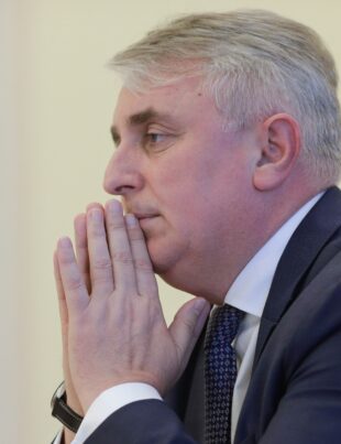Drulă îl acuză pe Bode de achiziția de BMW-uri în loc de aparate drugtest. Fostul ministru de interne: E un neterminat. Se urcă pe cadavre