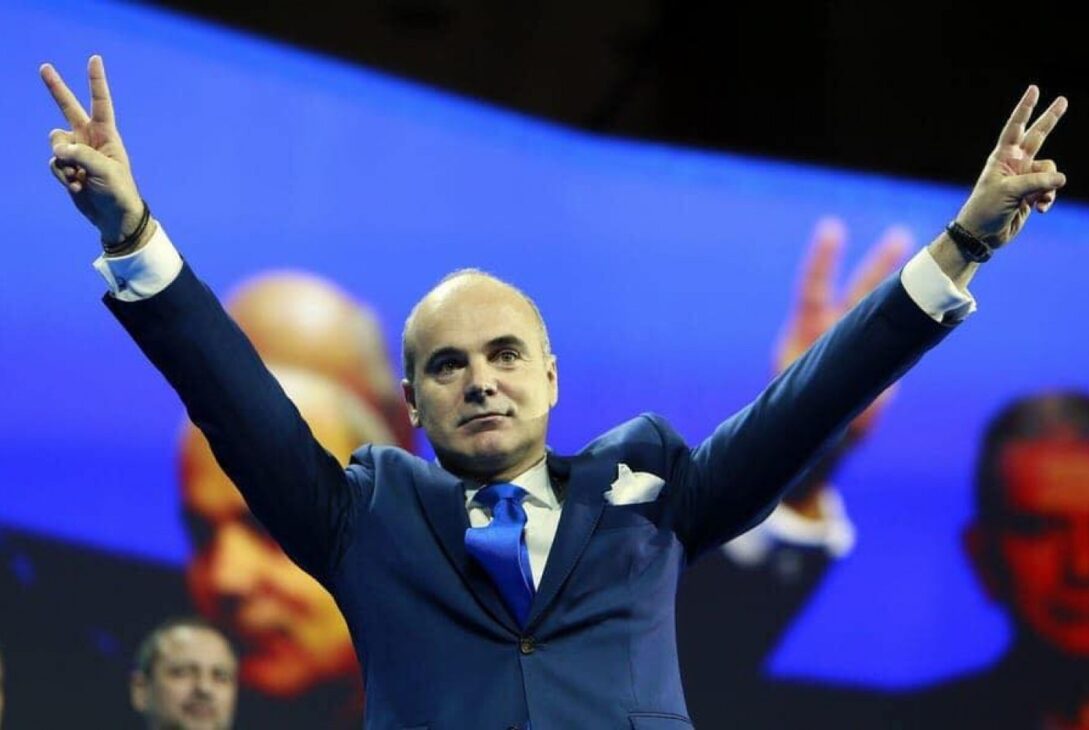Rareș Bogdan, plimbat cu mașina de protestatarul Ceaușescu. Ce spune liderul PNL despre tăierea pensiilor speciale VIDEO