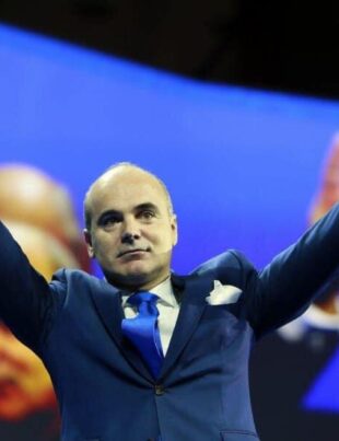 Rareș Bogdan, plimbat cu mașina de protestatarul Ceaușescu. Ce spune liderul PNL despre tăierea pensiilor speciale VIDEO