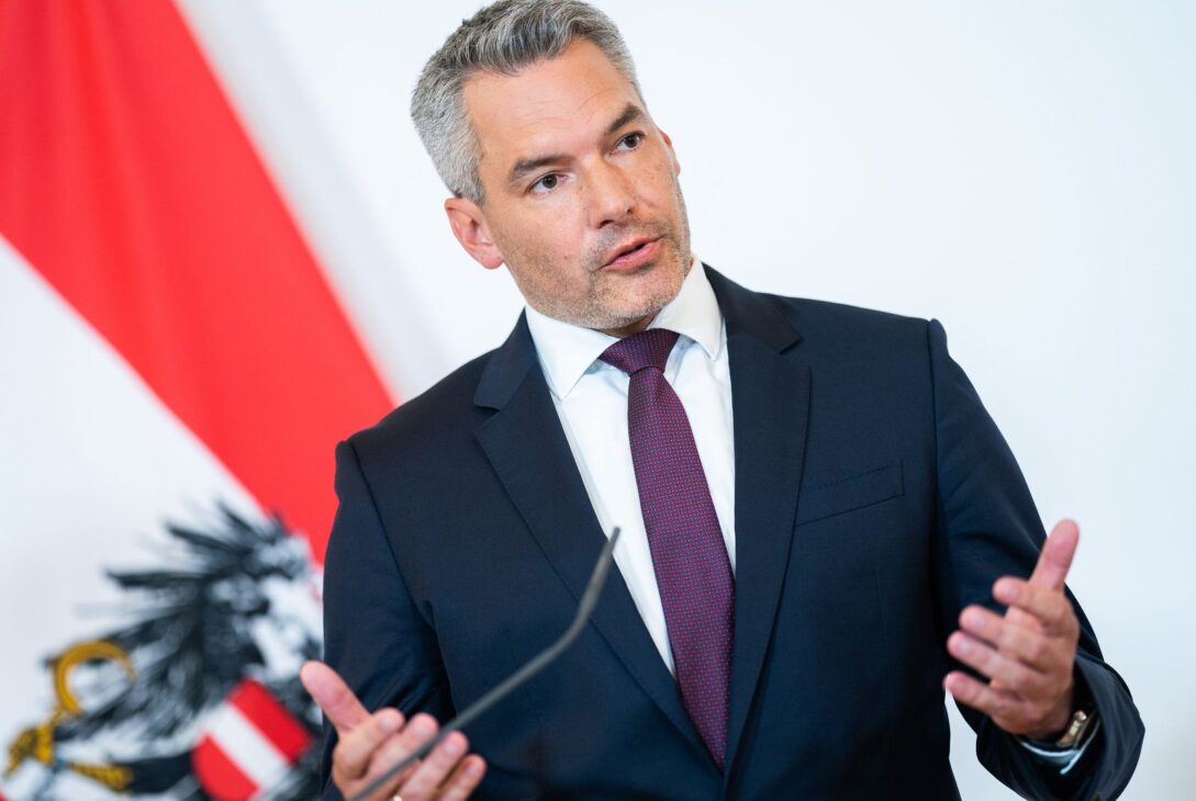 Românii l-ar putea pedepsi, în curând, pe Karl Nehammer! Propunerea care aruncă-n aer Austria