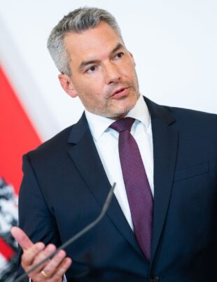 Românii l-ar putea pedepsi, în curând, pe Karl Nehammer! Propunerea care aruncă-n aer Austria