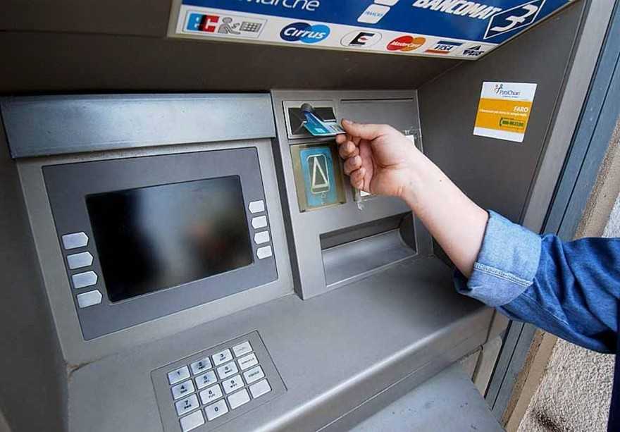Mare atenție atunci când retrageți bani de la bancomat! Riscați să rămâneți fără ei