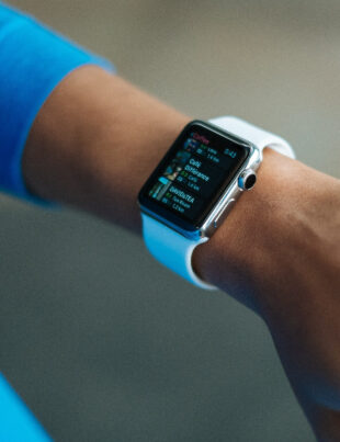 Ce boli poți lua de pe brățara unui smartwatch? Benzile ceasului Fitbit sau Apple sunt focare de bacterii