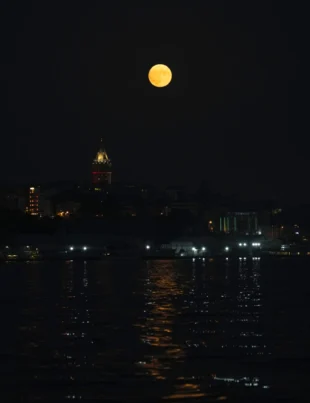 FOTO. Superluna albastră luminează cerul din întreaga lume. Cât de rar e fenomenul