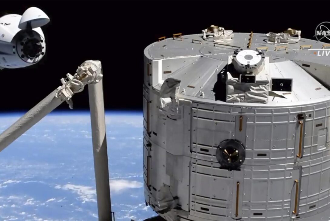 Capsula SpaceX ajunge la Stația Spațială Internațională. La bord sunt 4 astronauți din 4 țări