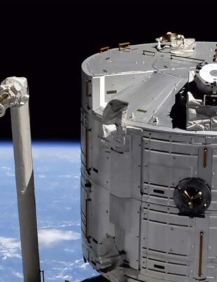 Capsula SpaceX ajunge la Stația Spațială Internațională. La bord sunt 4 astronauți din 4 țări
