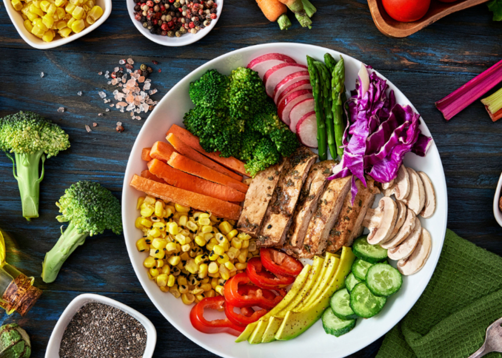 Cum poate fi încetinită îmbătrânirea? Cercetătorii au descoperit beneficiile dietelor care te mențin tânăr