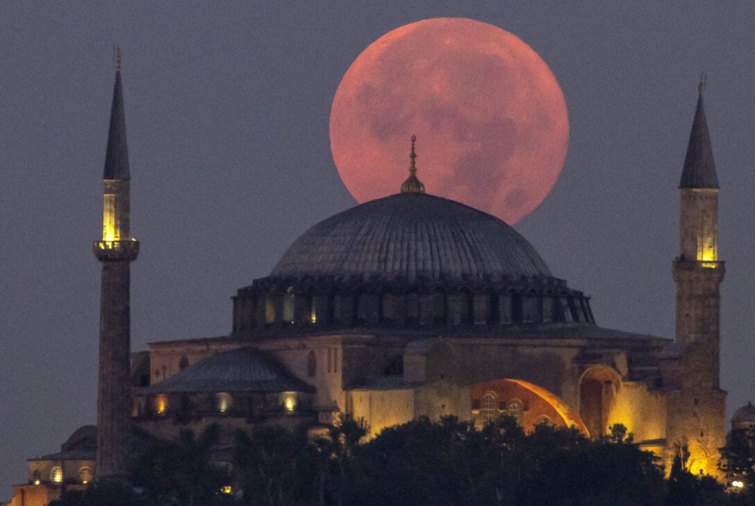 Poți vedea Superluna Albastră cu cel mai mare telescop portabil