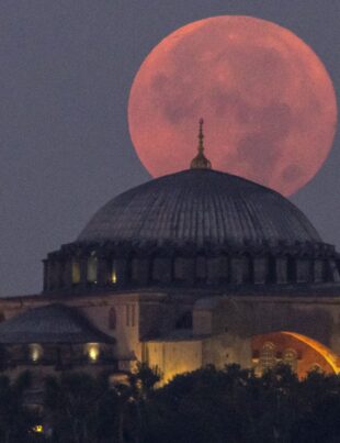 Poți vedea Superluna Albastră cu cel mai mare telescop portabil