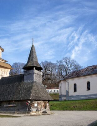 Minunea De La Mănăstirea Nicula – Locul Unde Icoana A Lăcrimat încontinuu Timp De 26 De Zile