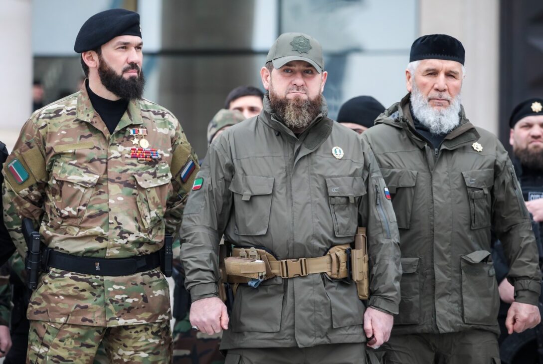 Ca-n filmele cu proști! Rupți de beți, luptătorii lui Ramzan Kadîrov s-au împușcat cu soldații ruși lângă Mariupol