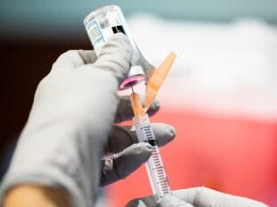Pacienții din Anglia, primii din lume care vor beneficia de un nou remediu pentru cancer. Injecția reduce timpul de tratament cu 75%