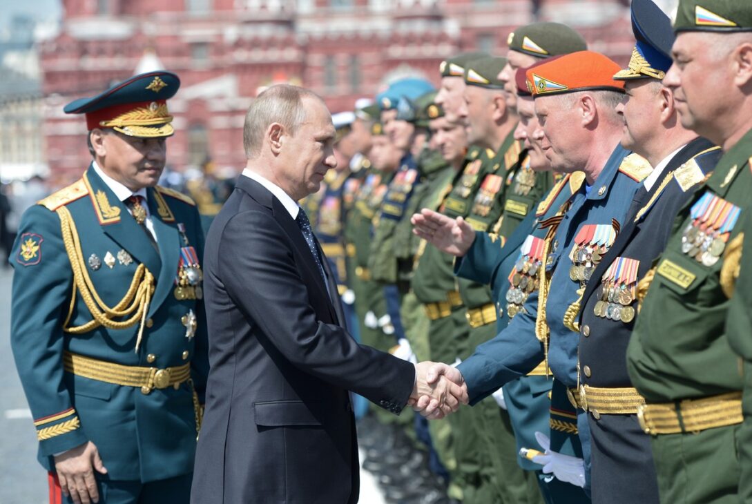Forțele armate ruse au intrat în criză de soldați? Vladimir Putin promulgă modificarea legislativă care stabilește vârsta serviciului militar obligatoriu între 18 și 30 de ani