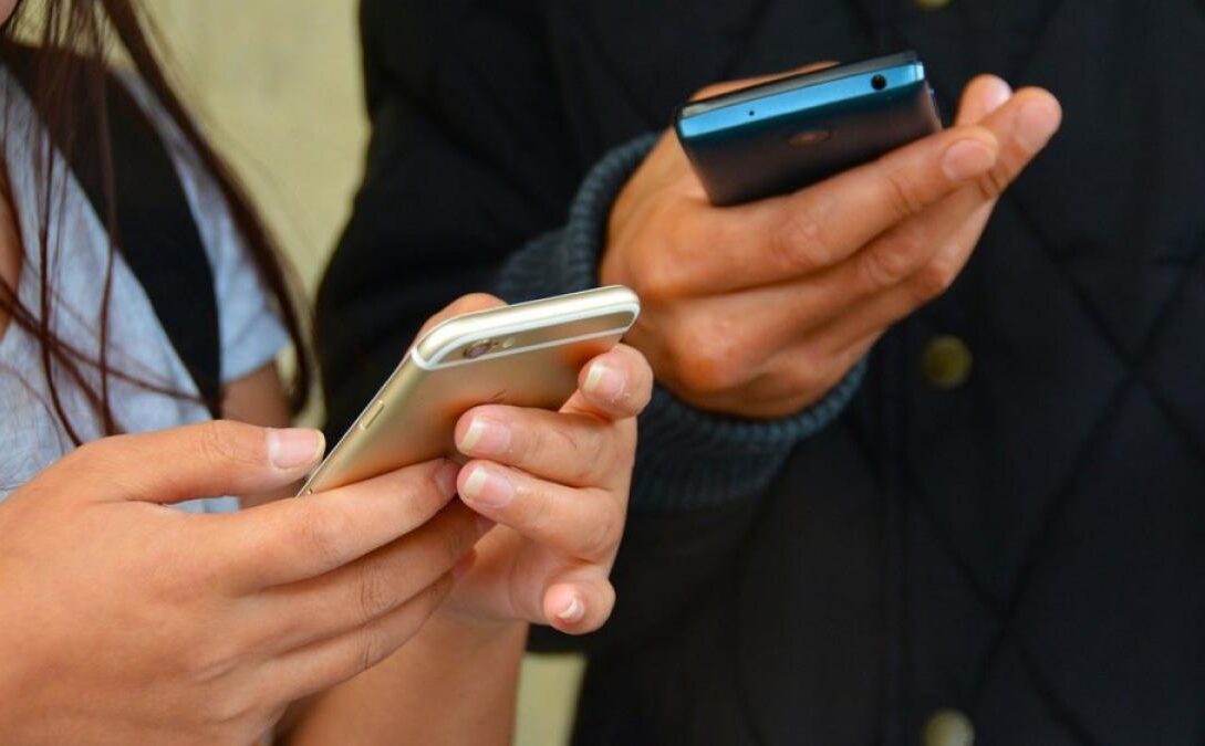 Copilul tău stă prea mult timp pe telefon? Noua lege a educației va interzice telefoanele mobile în clasele primare din septembrie