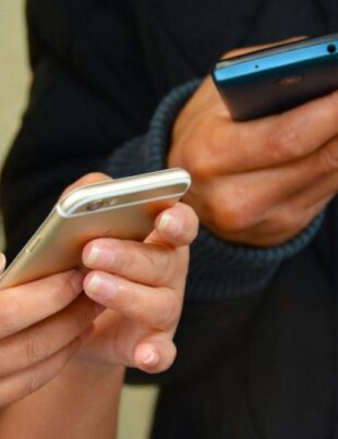 Copilul tău stă prea mult timp pe telefon? Noua lege a educației va interzice telefoanele mobile în clasele primare din septembrie
