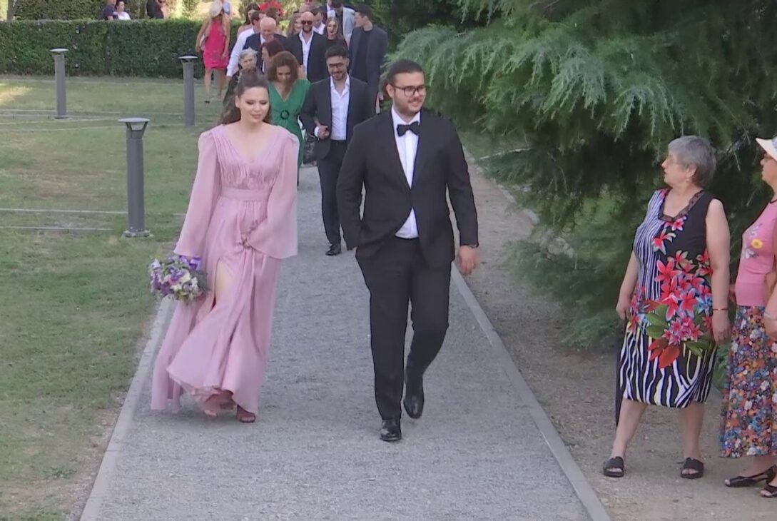Andrei Filip, fiul premierului Marcel Ciolacu, s-a căsătorit civil sâmbătă. Cine e nora liderului PSD și ce figuri de partid au participat la ceremonie | FOTO VIDEO