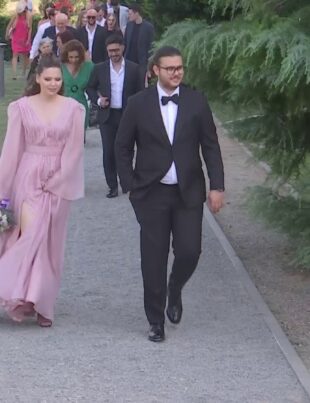 Andrei Filip, fiul premierului Marcel Ciolacu, s-a căsătorit civil sâmbătă. Cine e nora liderului PSD și ce figuri de partid au participat la ceremonie | FOTO VIDEO
