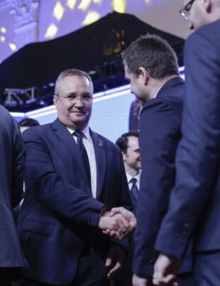 PNL propune sancțiuni pentru utilizarea drapelului național cu inscripții și simboluri neaprobate de lege și regulamente militare